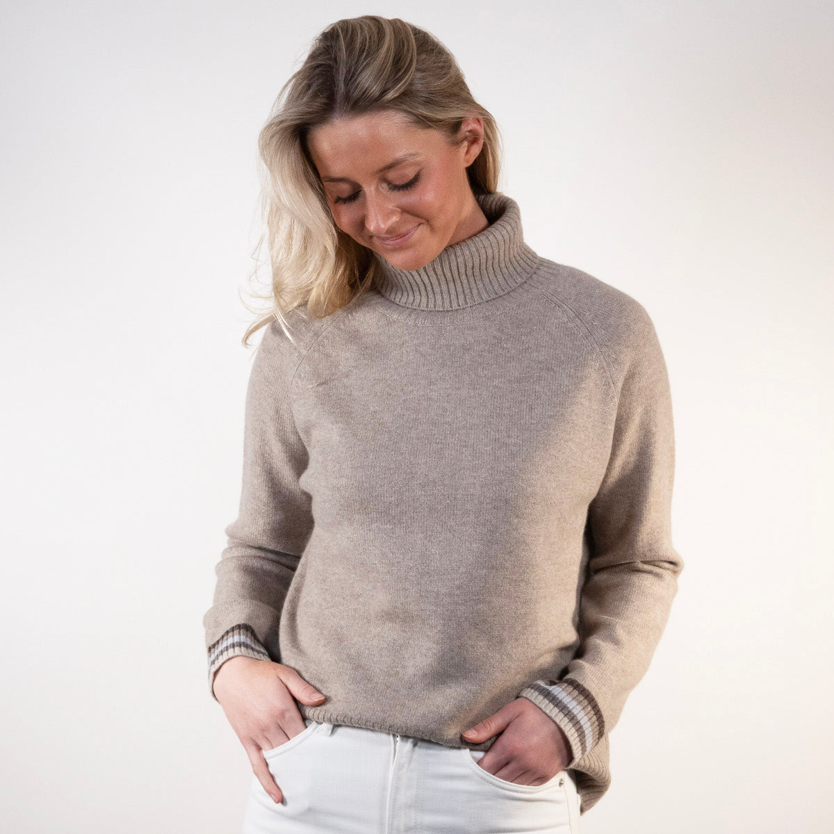 New Rollneck jumper - Sand/rainbow bruntoner