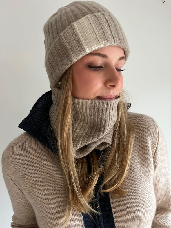 Cashmere neck in Sand/light sand
