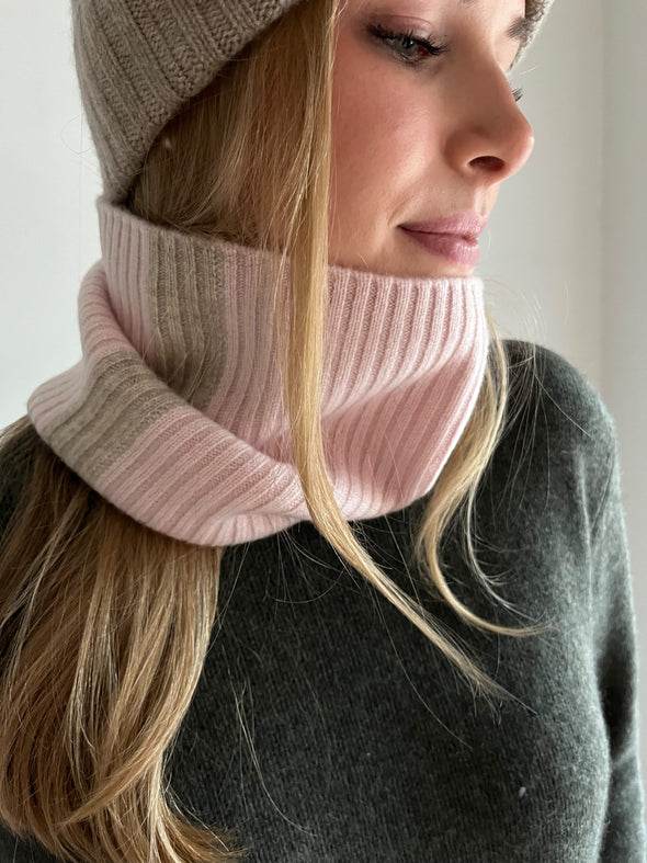 Cashmere neck in light pink/light sand