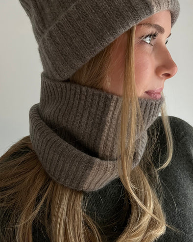 Cashmere neck in dark sand/light sand