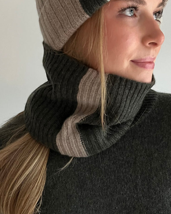 Cashmere neck in olive/light sand