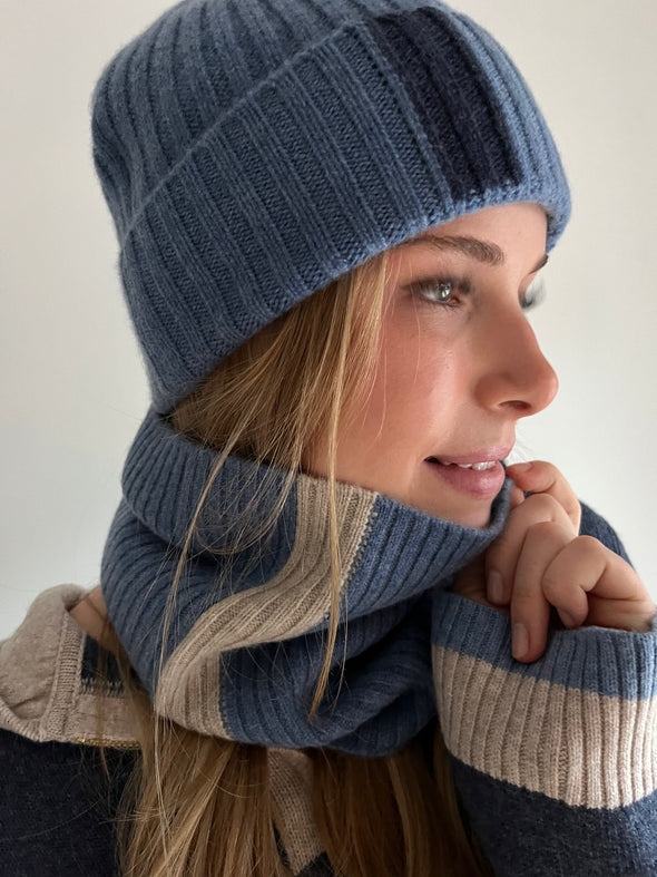Cashmere neck in Medium blue/light sand