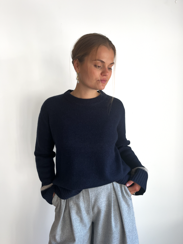 Gilli round neck kashmir - Navy/sand