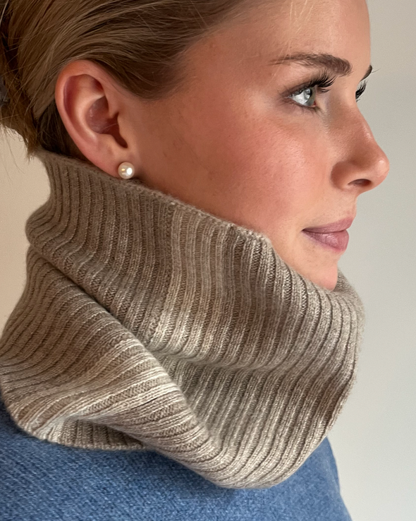 Cashmere neck in Sand/light sand