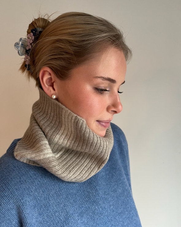 Cashmere neck in Sand/light sand