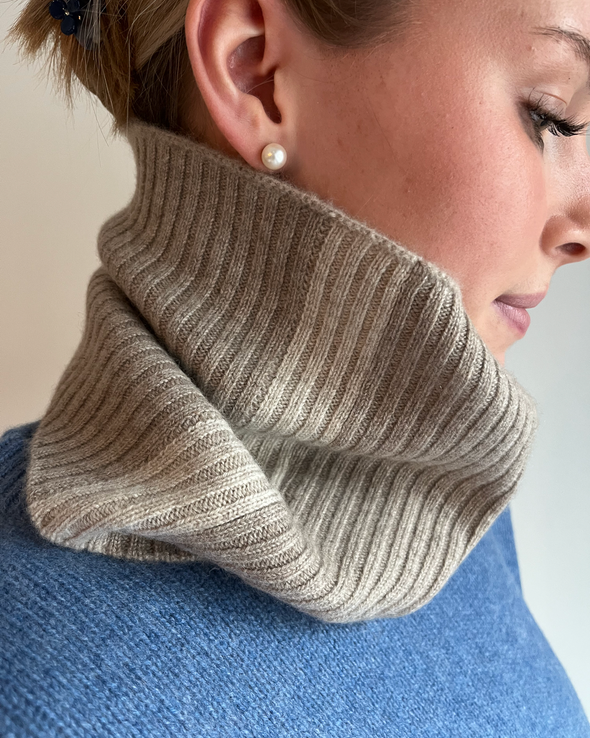 Cashmere neck in Sand/light sand