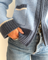 Celeste hood cardigan Mellomblå/navy/sand - KAN FORHÅNDSBESTILLES NÅ