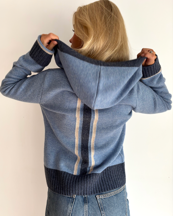 Celeste hood cardigan Mellomblå/navy/sand - KAN FORHÅNDSBESTILLES NÅ