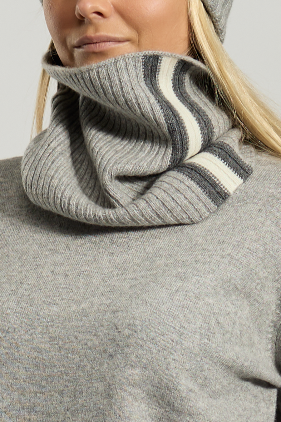 Cashmere neck in dark sand/light sand