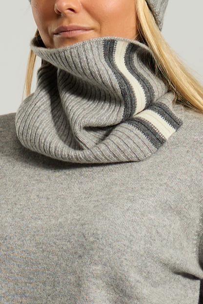 Cashmere neck in dark sand/light sand