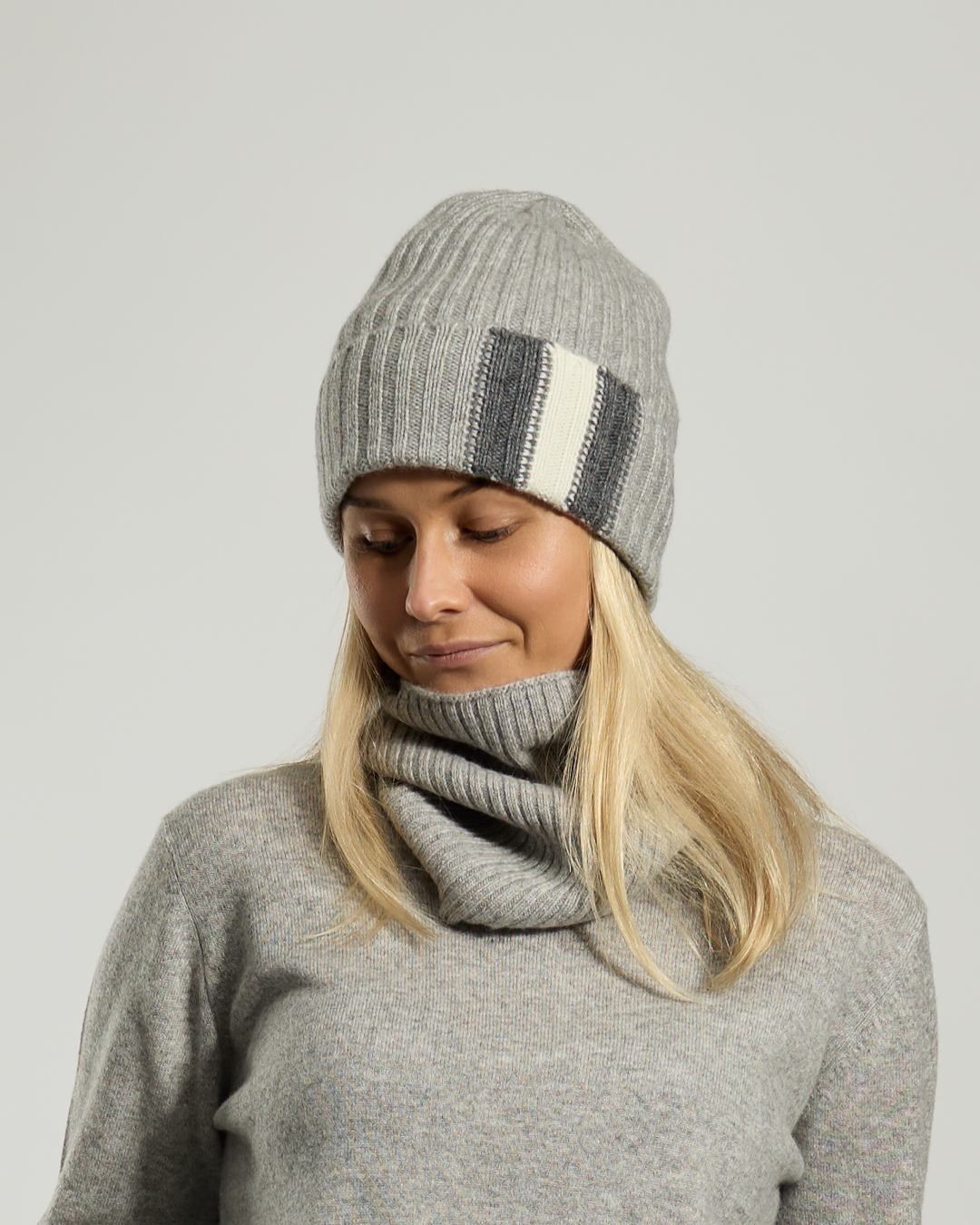 Cashmere neck in dark sand/light sand