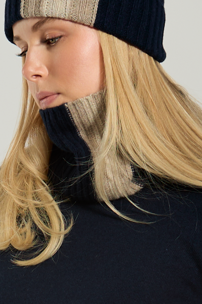 Cashmere neck in Navy/sand/light sand
