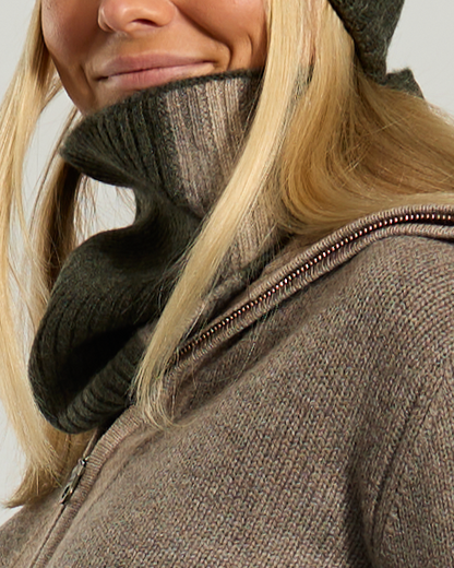 Cashmere neck in dark sand/light sand