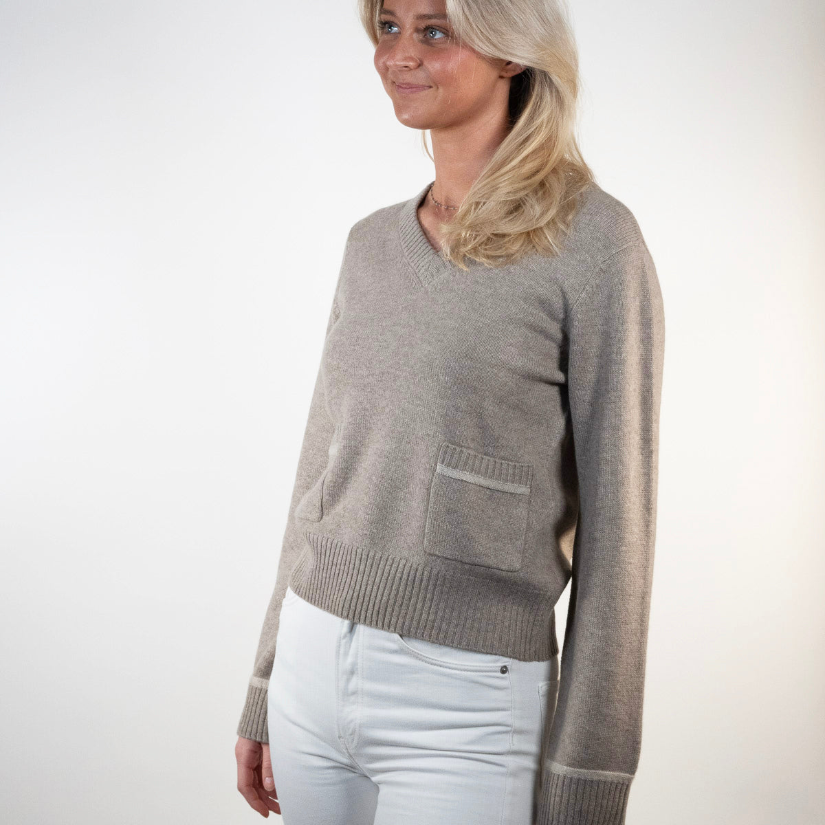 Lydia V-neck Toast / lyssand