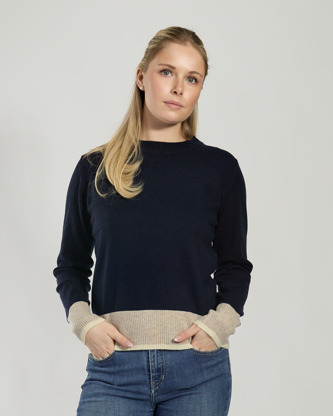 Nicky round neck kashmir - Navy/sand/lysegul