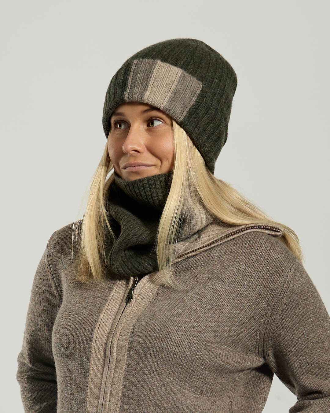 Cashmere neck in dark sand/light sand