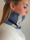 Cashmere neck in Medium blue/light sand