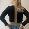 Round neck sweater - Sort med sand kontraster